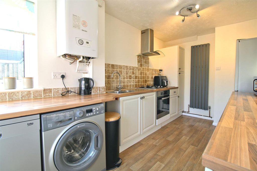 Property photo 3 of 31 Kitchen
