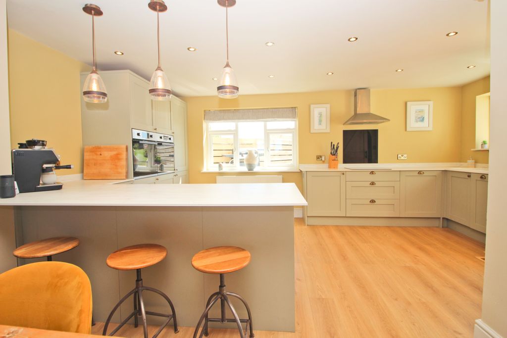 Property photo 3 of 27 Kitchen
