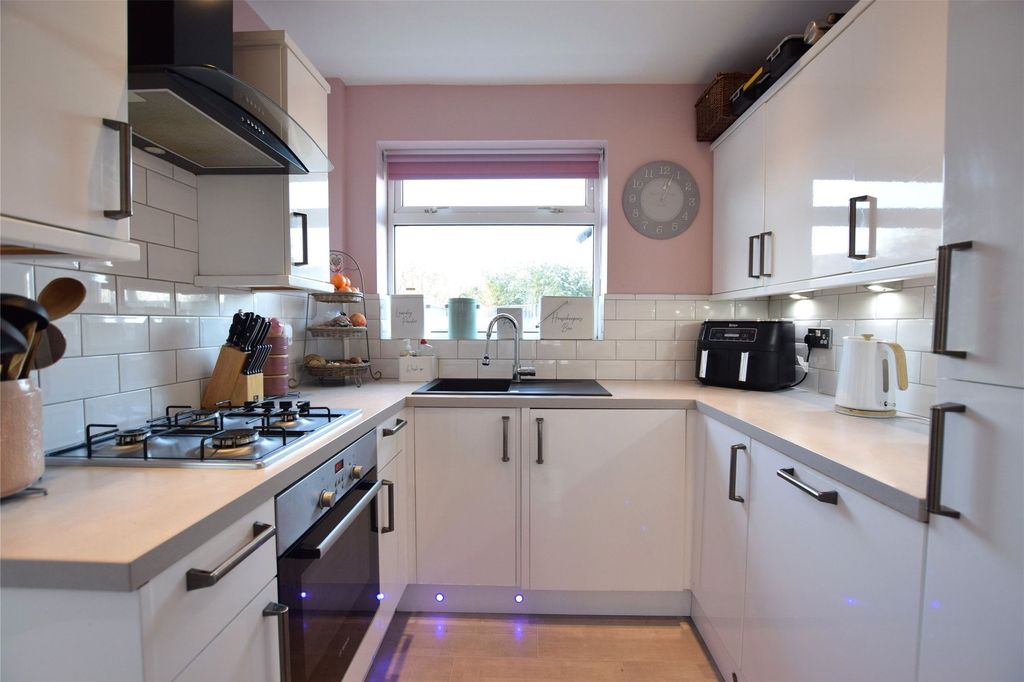 Property photo 2 of 10 Kitchen