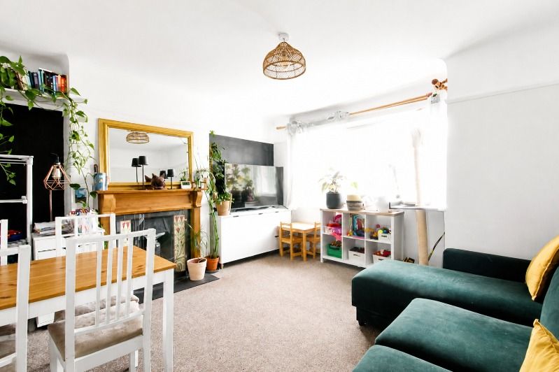 Property photo 1 of 8 Lancaster Close, Kingston Upon Thames, Kt2