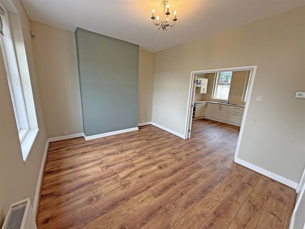 Property photo 2 of 10 Collinwgwood View Lounge.Jpg