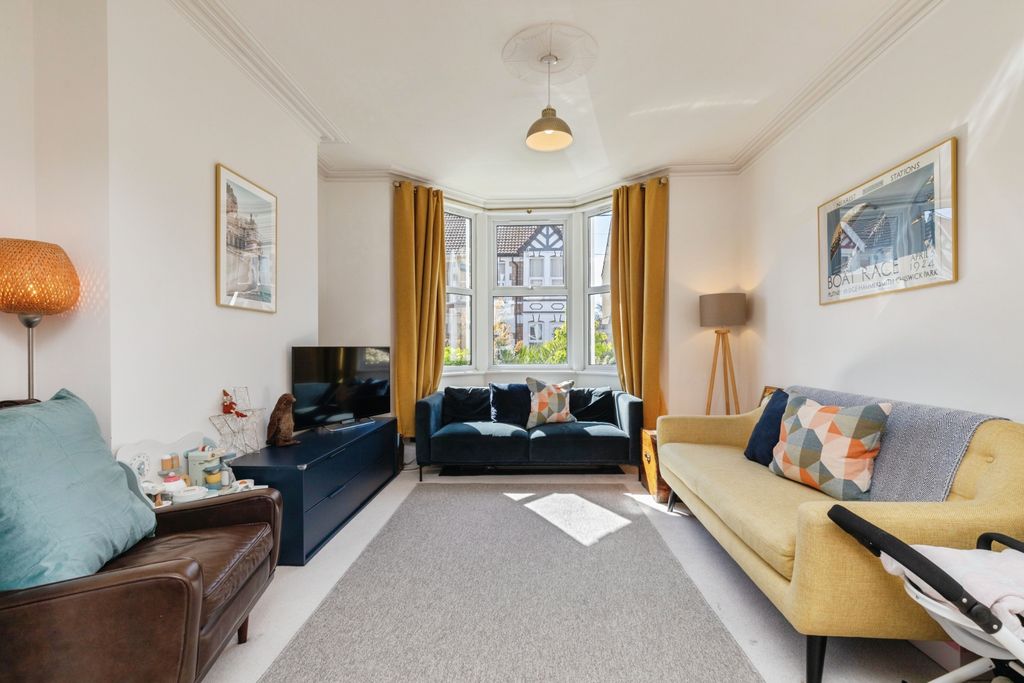 Property photo 2 of 19 Lounge