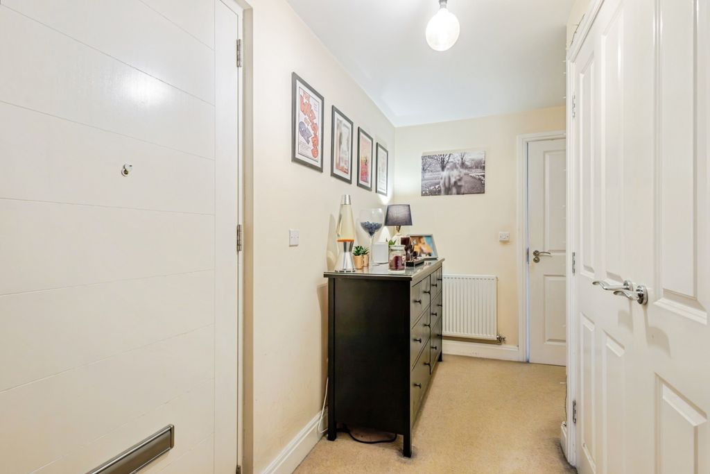 Property photo 3 of 20 Entrance Hall