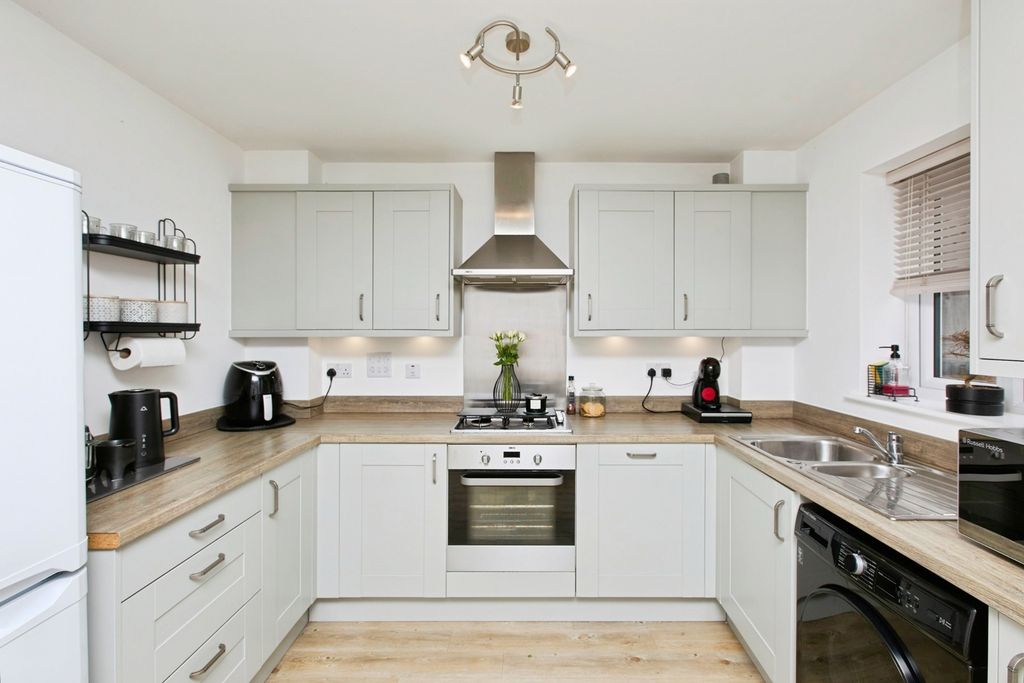 Property photo 3 of 19 Kitchen