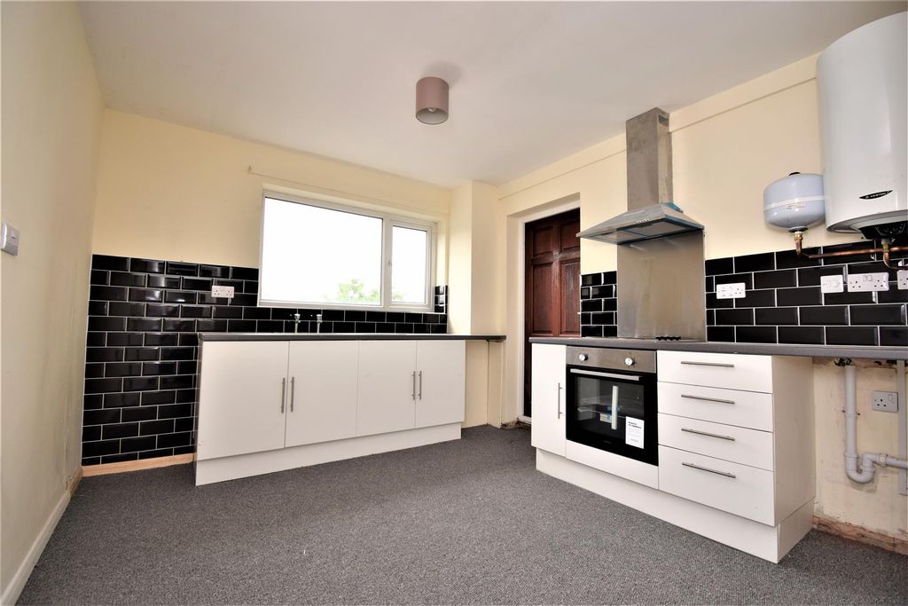 Property photo 3 of 6 Kitchen