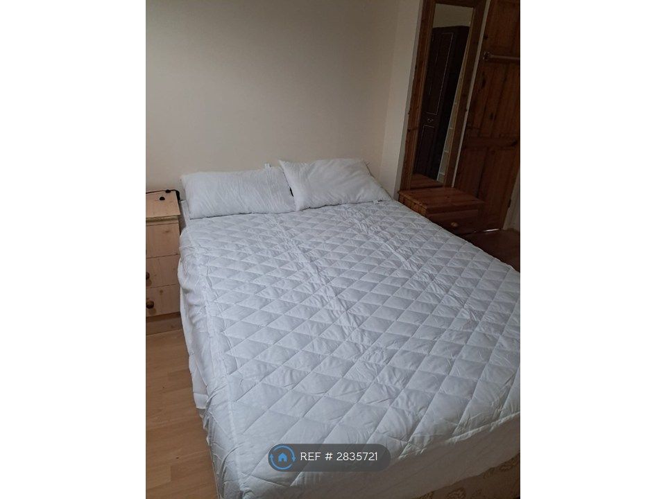 Property photo 2 of 15 Large Bedroom