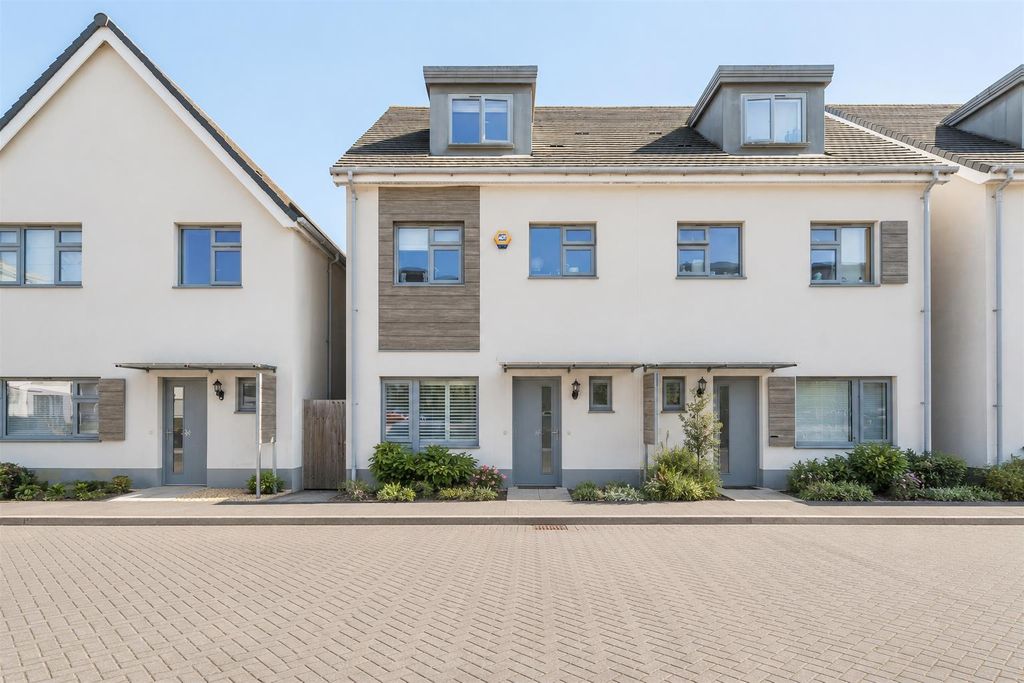 Property photo 1 of 17 External