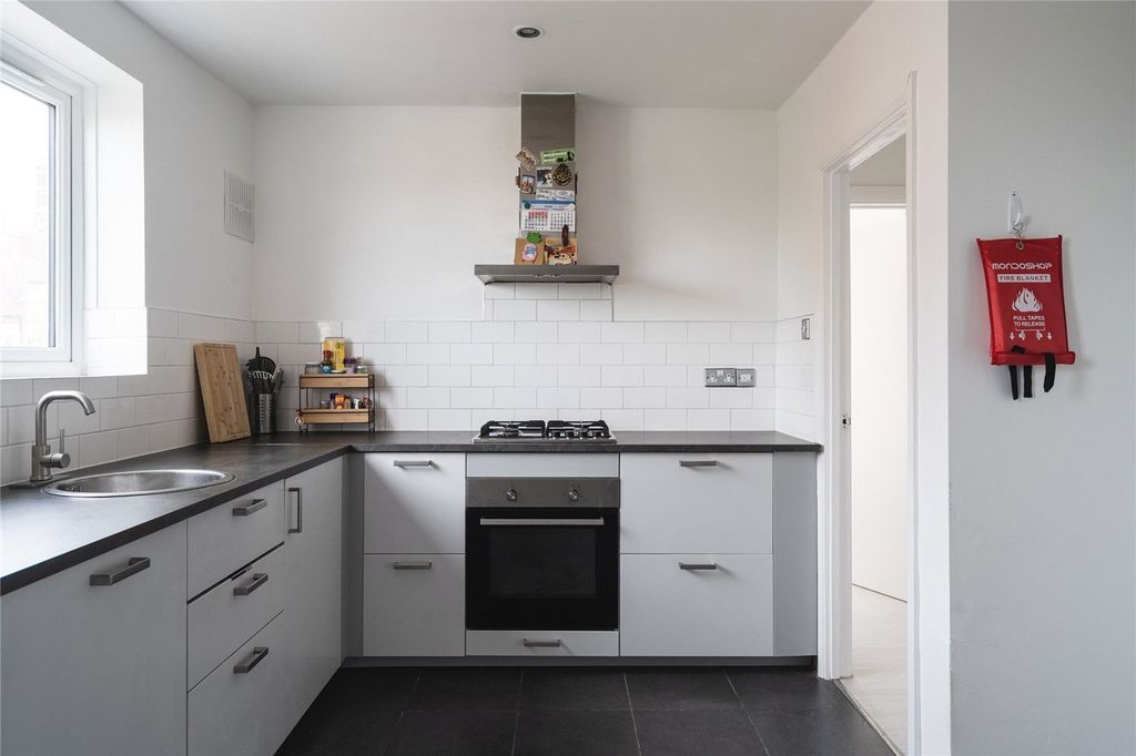 Property photo 2 of 18 Picture No. 01