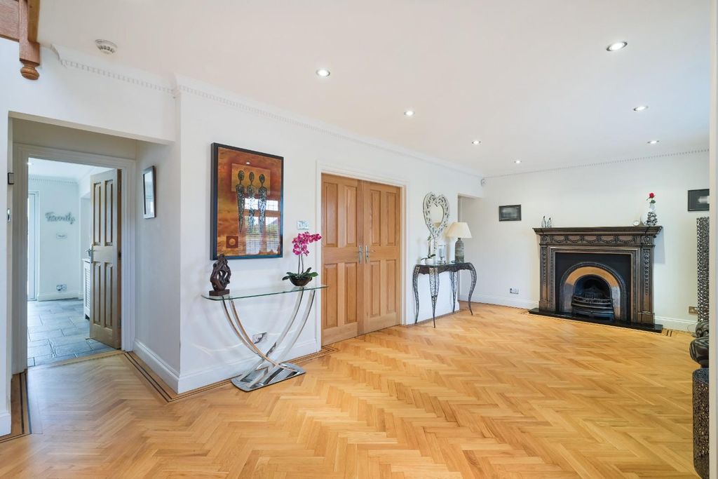 Property photo 2 of 37 Longdown Lane North