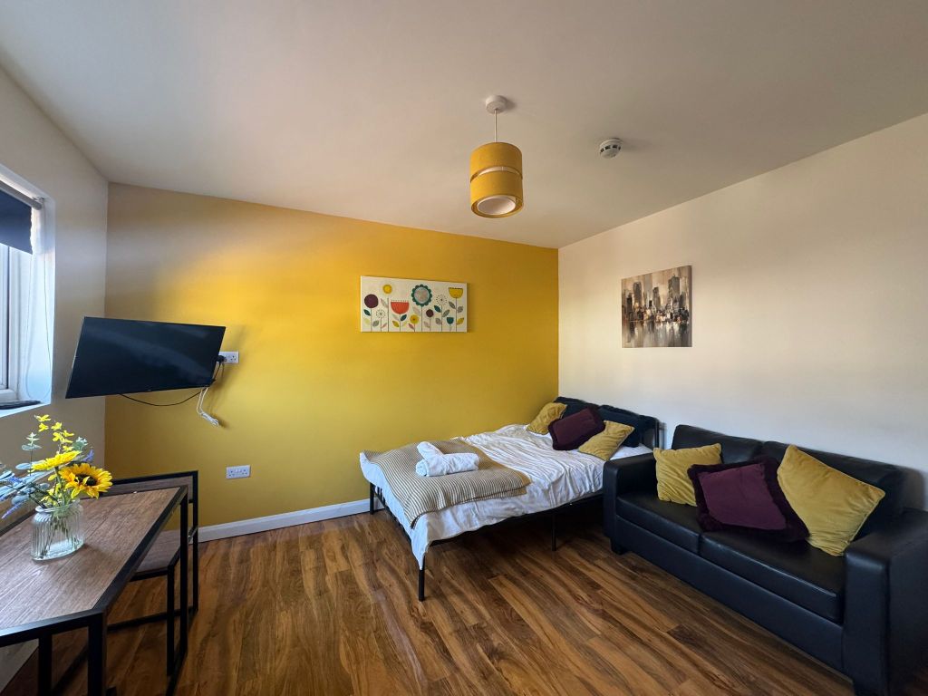 Property photo 1 of 8 Room - Fernbank Avenue (5)