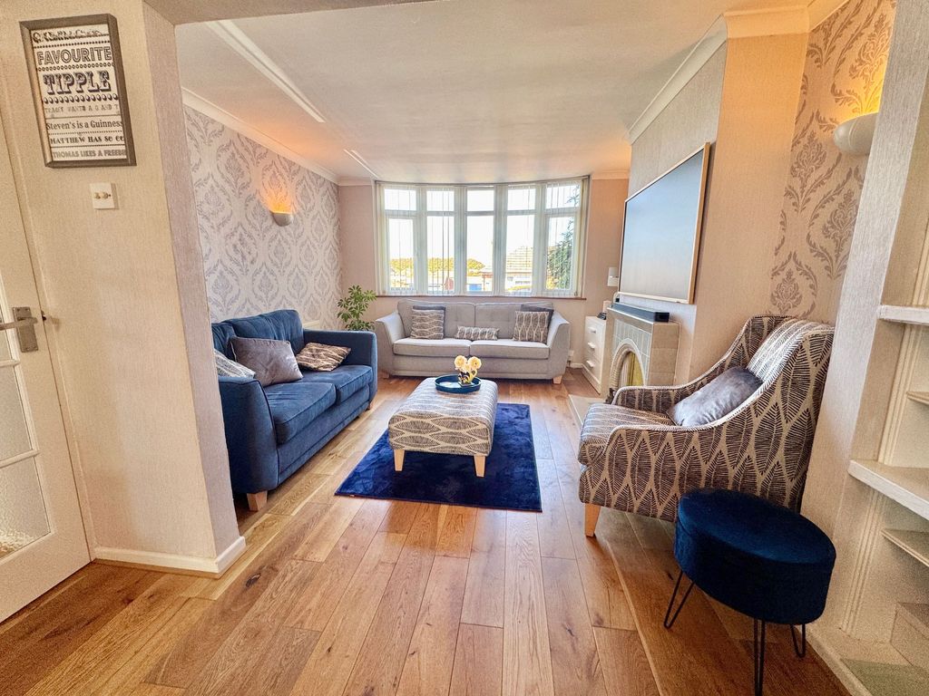 Property photo 2 of 13 Lounge