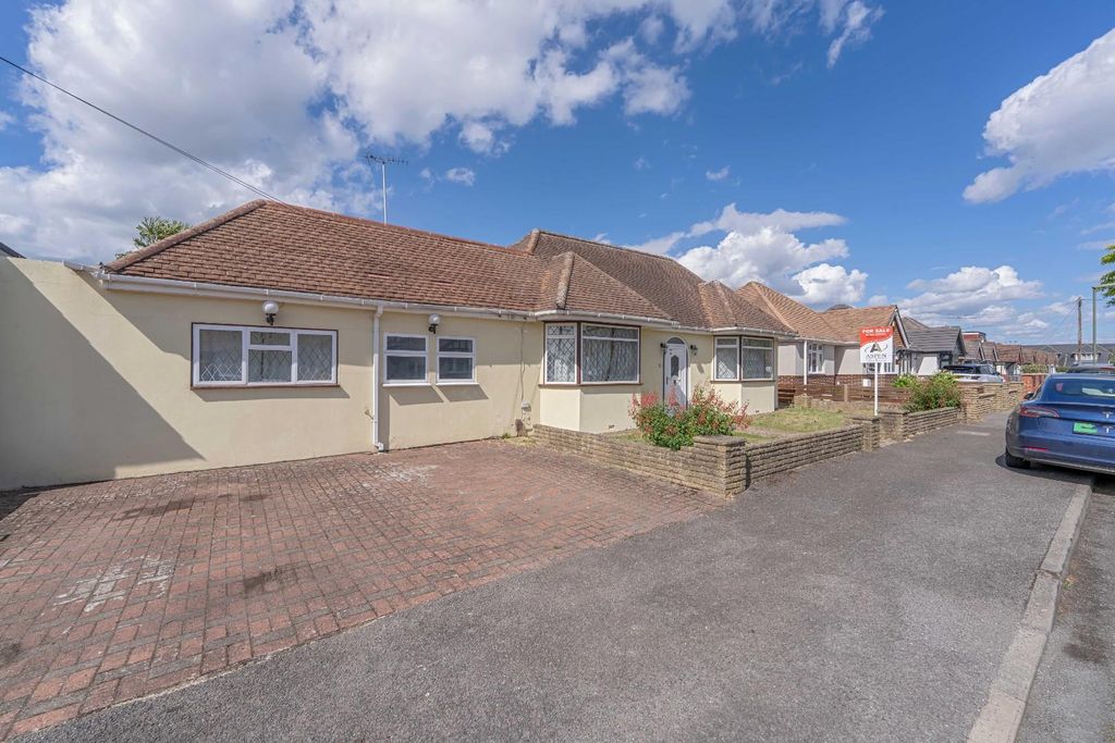 Property photo 1 of 28 74 Kingsway, Staines-Upon-Thames, Tw19 7Qe-3.Jpg
