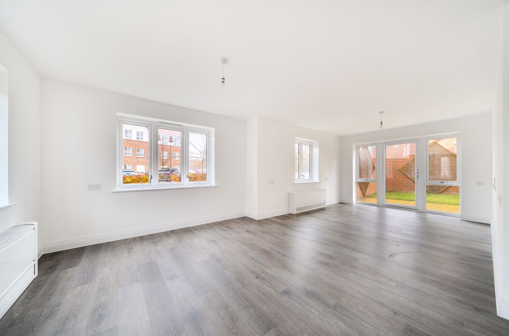 Property photo 3 of 14 1386635-10-692De9...