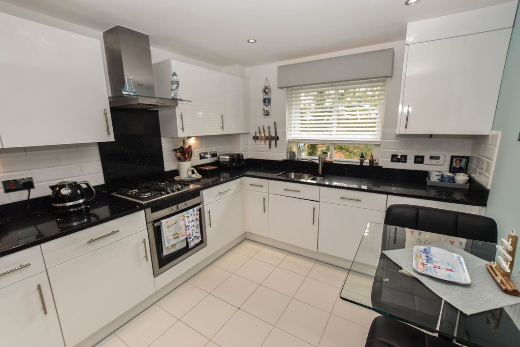 Property photo 3 of 13 Kitchen