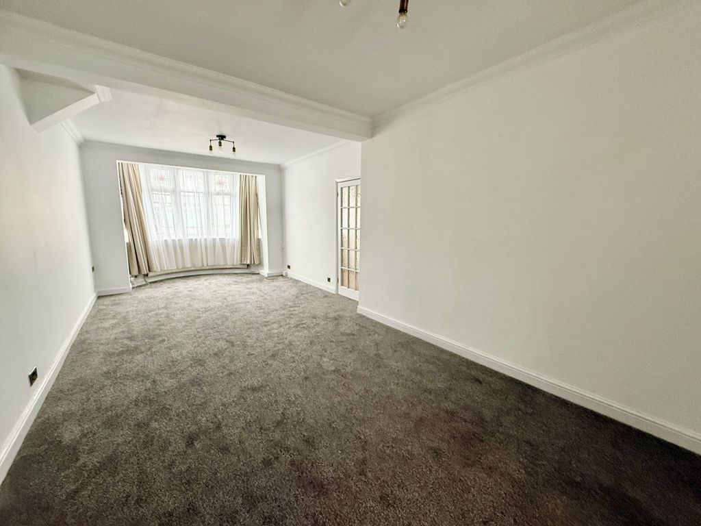 Property photo 1 of 16 Newly Refurbished 3-Bedroom House Near Chadwell Heath