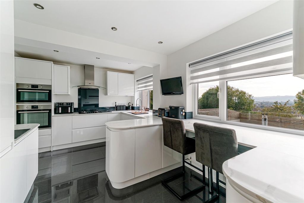 Property photo 2 of 25 Kitchen