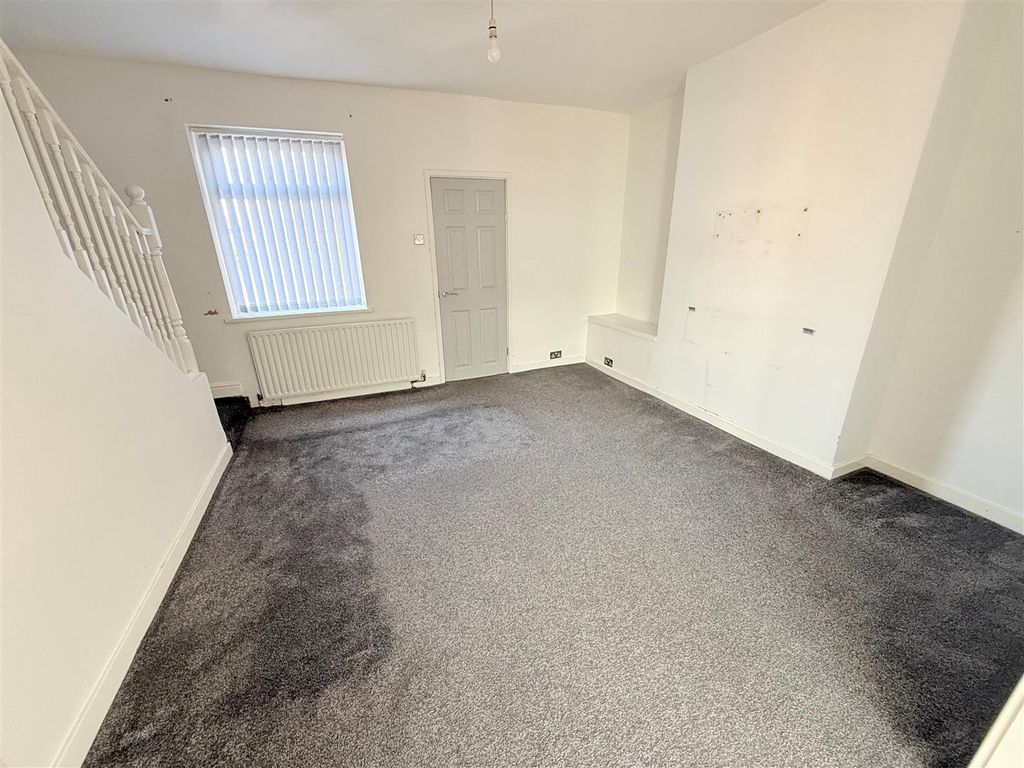 Property photo 2 of 8 Lounge