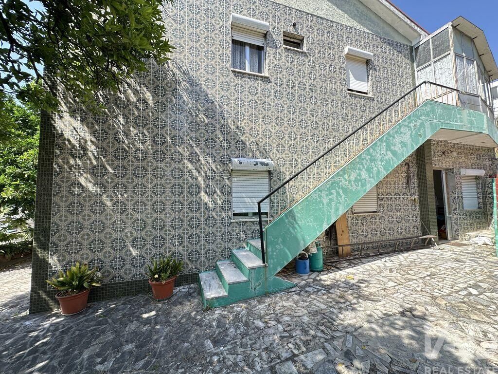 Property photo 2 of 40