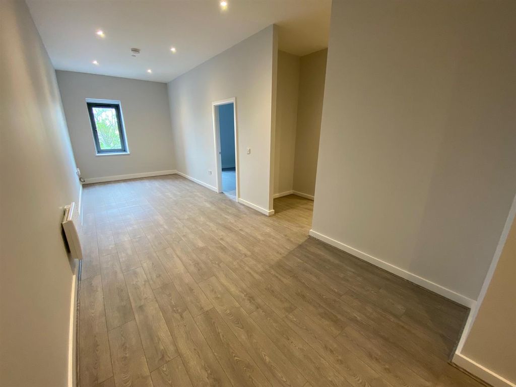 Property photo 3 of 12 Lounge