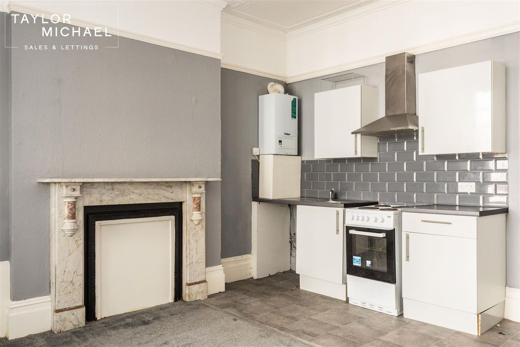 Property photo 3 of 18 Living Room / Kitchen