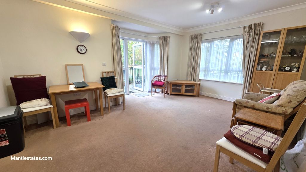 Property photo 2 of 15 Lounge