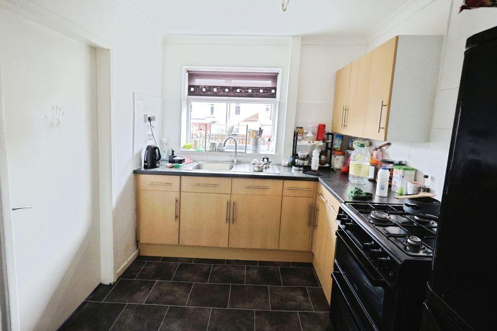 Property photo 3 of 8 Pbox-Kitchen-340324.Jpg