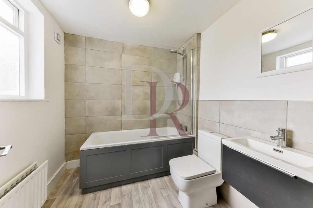 Property photo 3 of 10 Bathroom