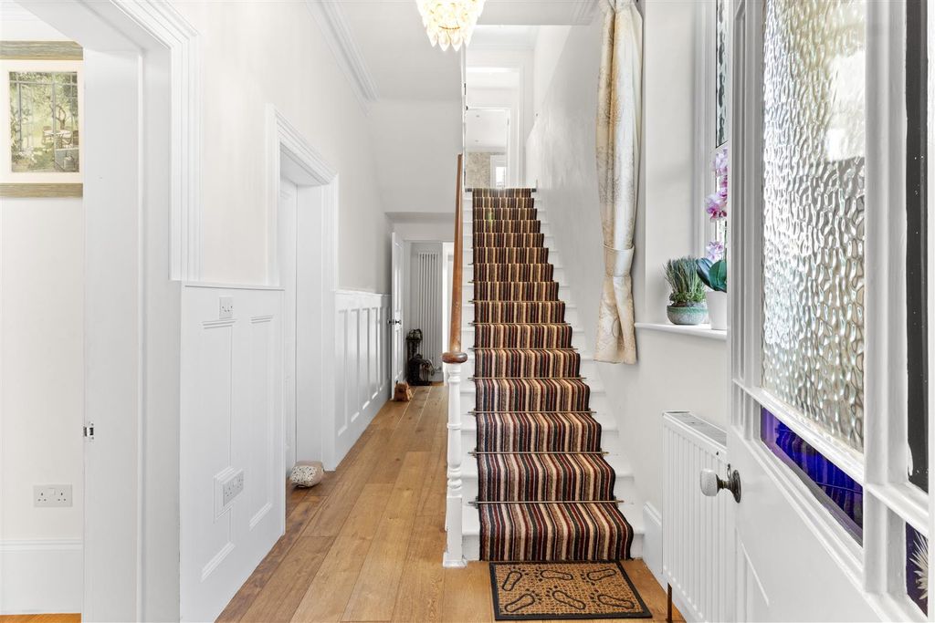 Property photo 3 of 30 Entrance Hall