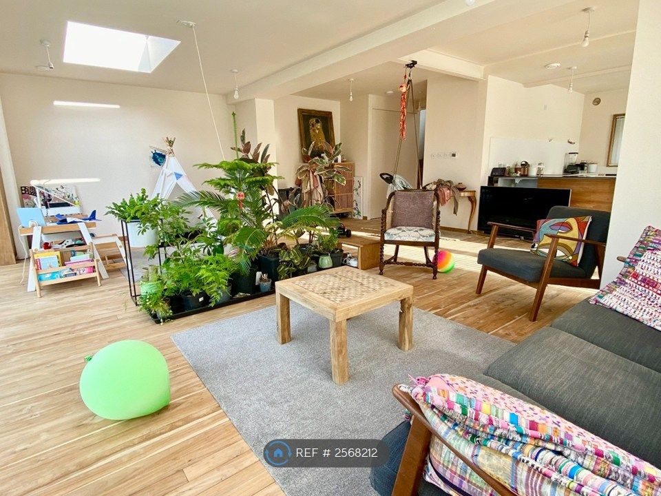 Property photo 3 of 19 Lounge 2