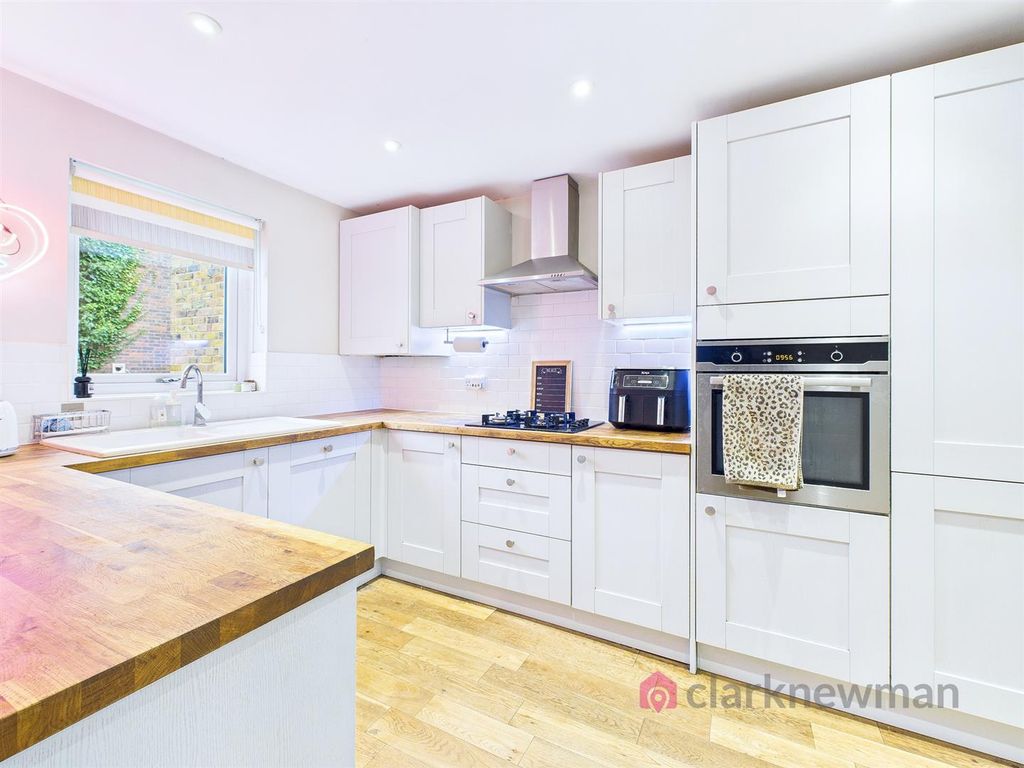 Property photo 3 of 21 Kitchen