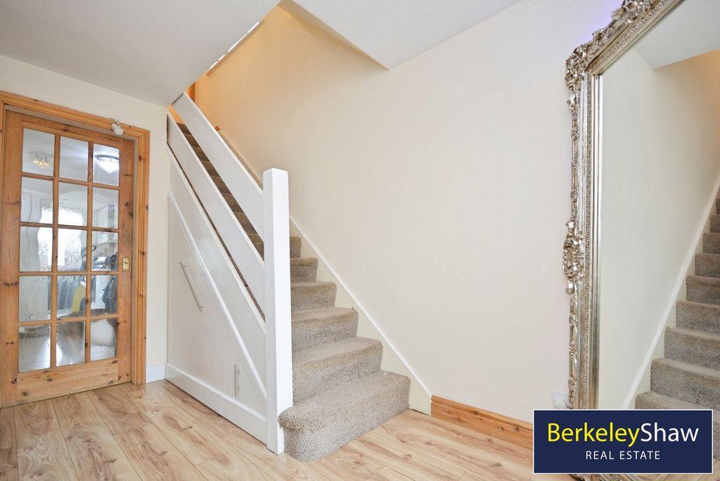 Property photo 2 of 18 Hallway