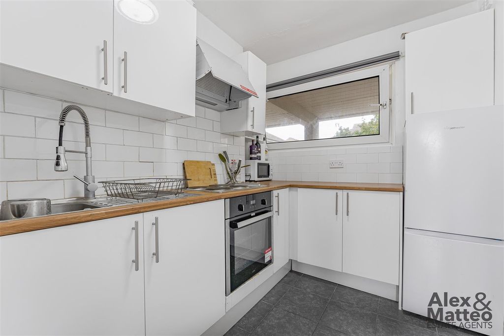 Property photo 2 of 10 Fulmar House