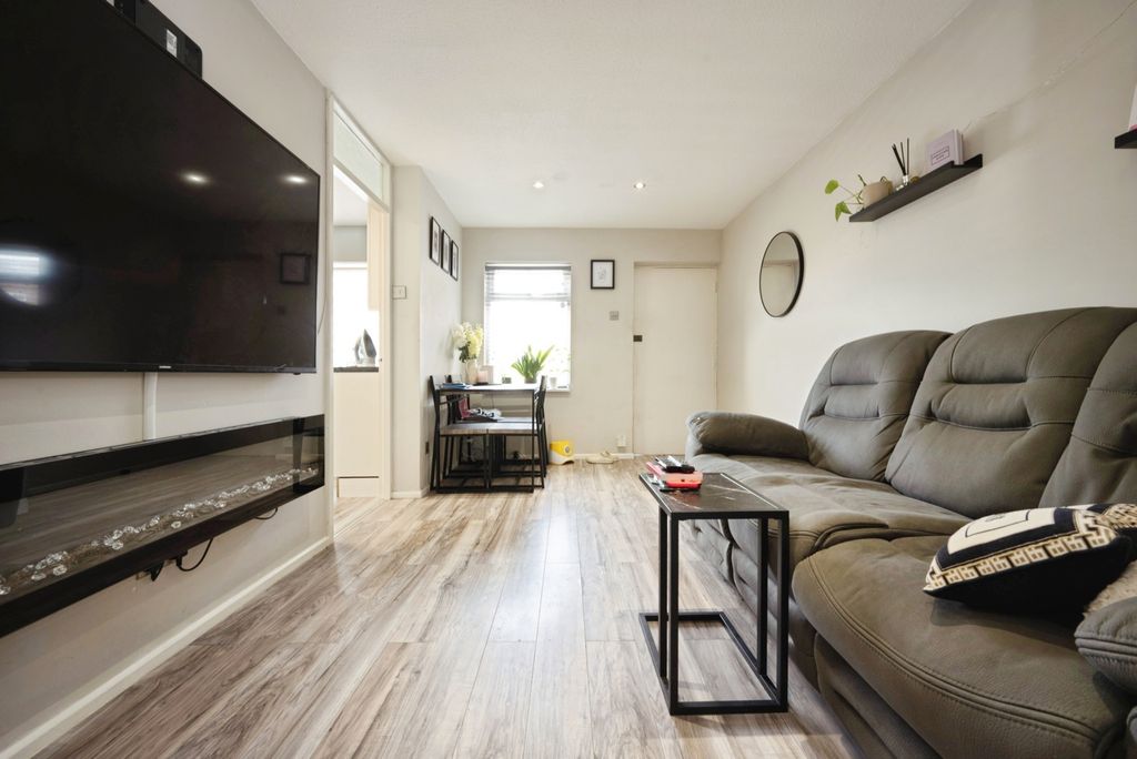 Property photo 3 of 12 Lounge