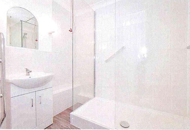 Property photo 2 of 11 Bathroom