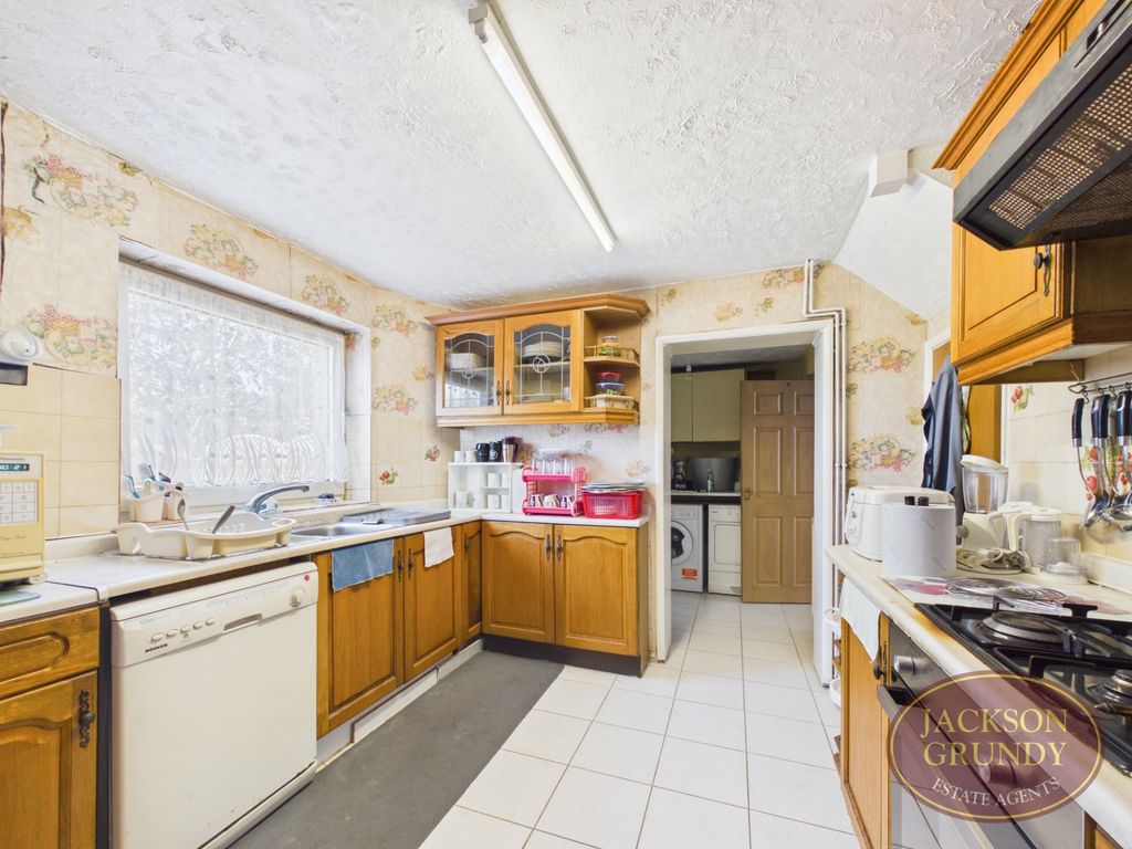 Property photo 3 of 15 West Mead Court