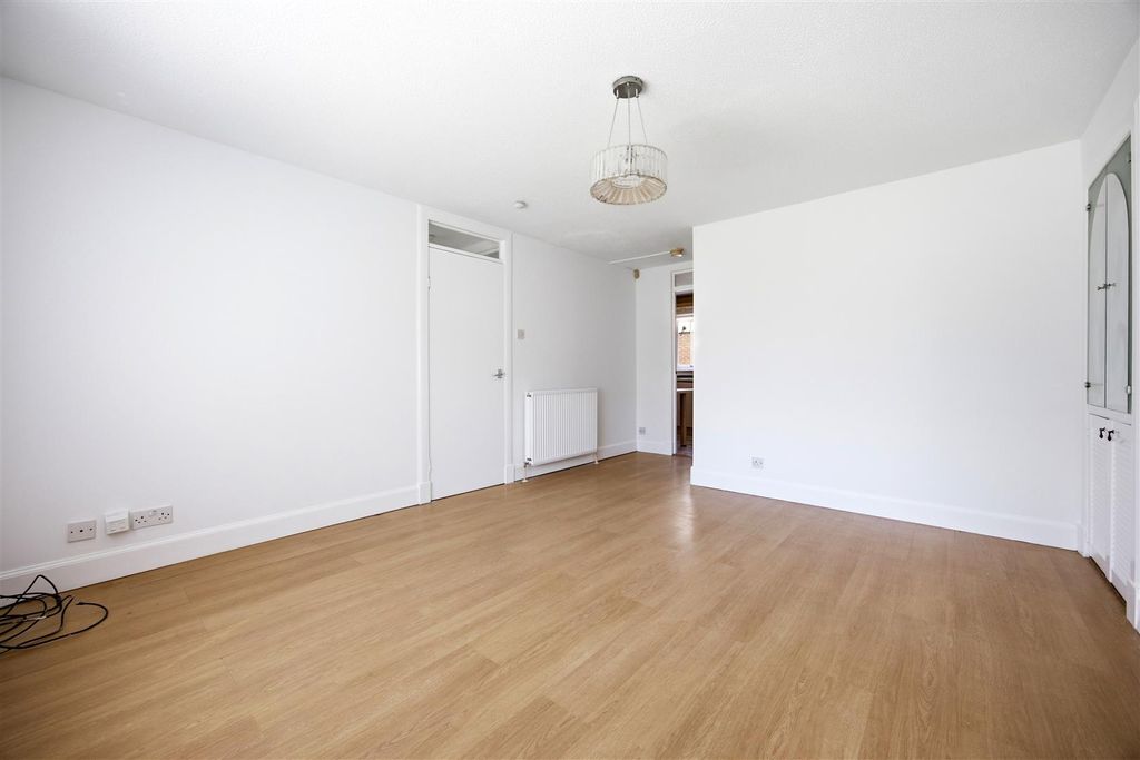 Property photo 3 of 11 05-27_Haystack_Place_Lenzie_005.Jpg