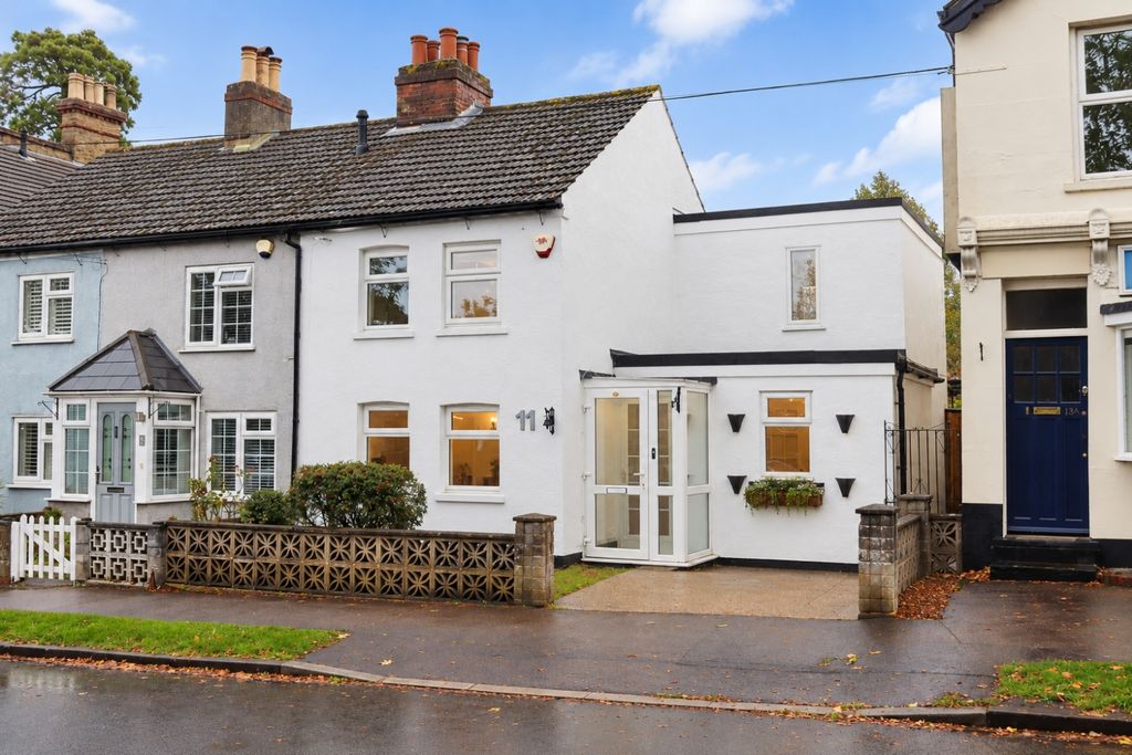 Property photo 1 of 16 White Terraced House With Autumn Street View