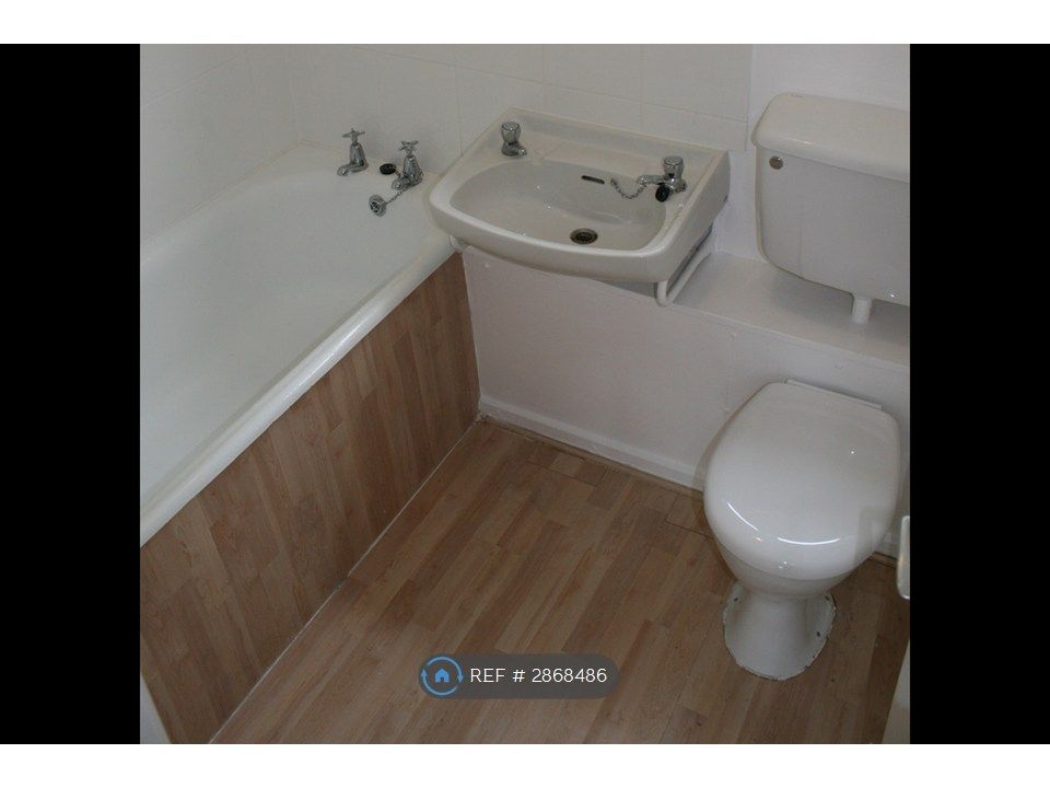 Property photo 3 of 9 Bathroom