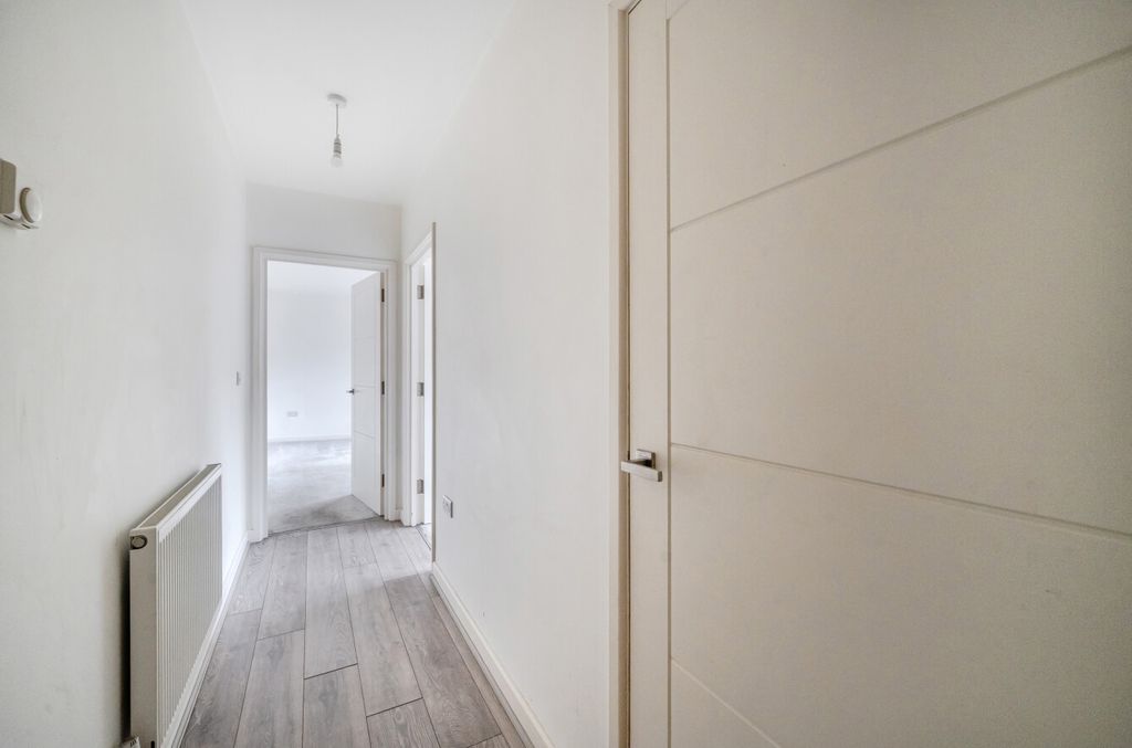 Property photo 3 of 9 1315636-1-685Aa58...
