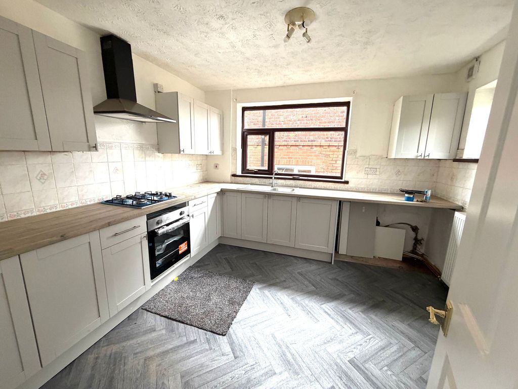 Property photo 2 of 9 Kitchen