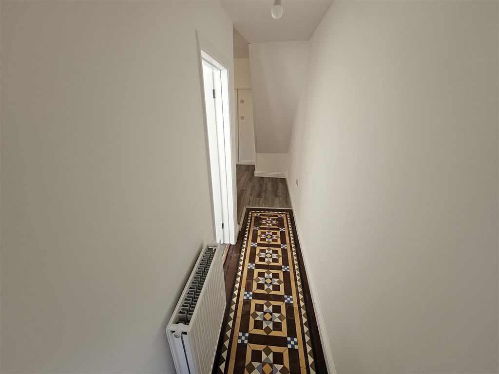 Property photo 3 of 23 Entrance Hall