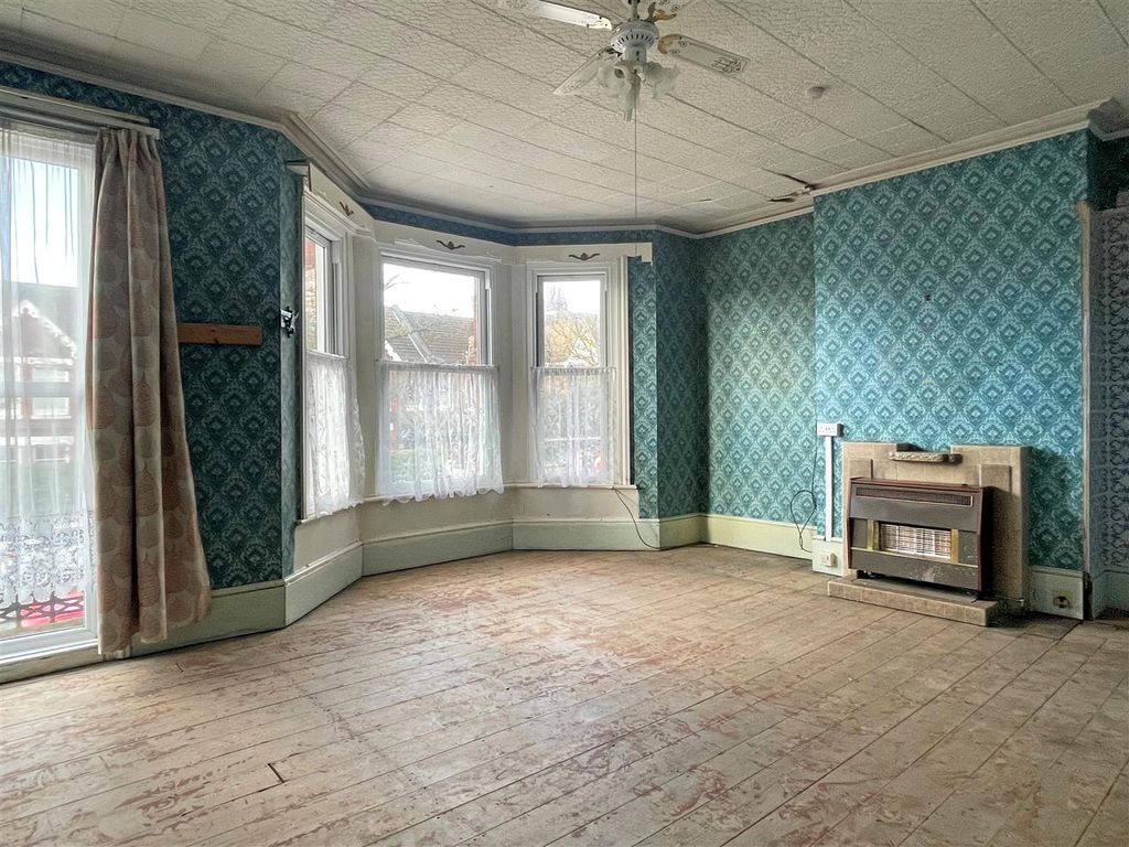 Property photo 3 of 11 Bed1A.Jpg