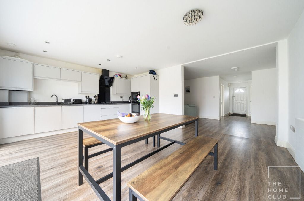 Property photo 3 of 16 8E8ee85A-F76F-4d82-Aedf-560Dced1B496