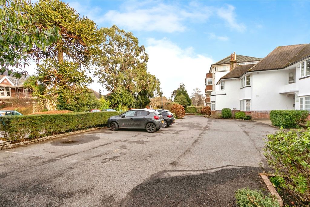Property photo 2 of 10 Parking