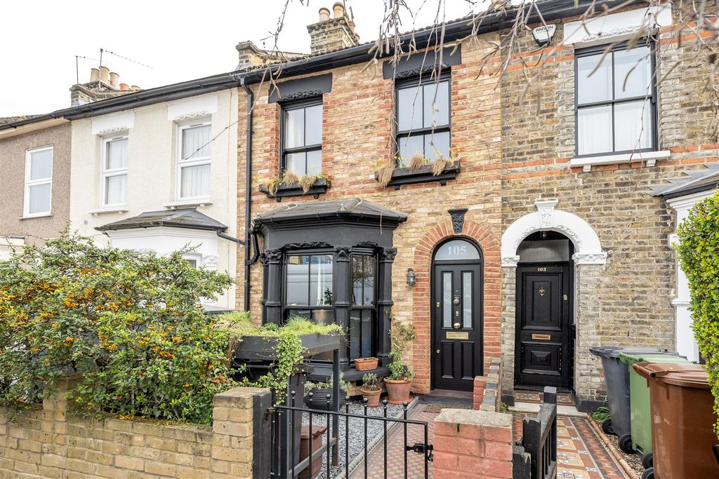 Property photo 1 of 39 Cann Hall Road, E11
