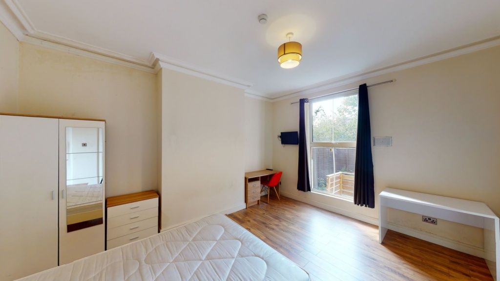 Property photo 1 of 15 A Bright And Tidy Double Bedroom Featuring A Large...
