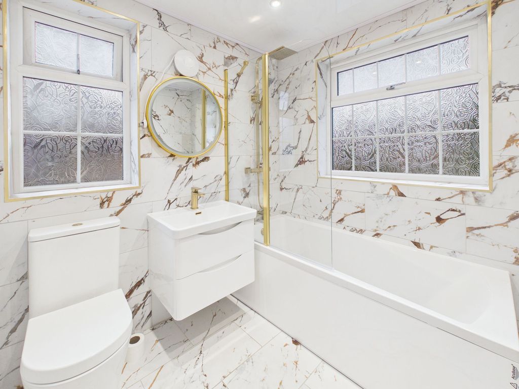 Property photo 3 of 16 Bathroom