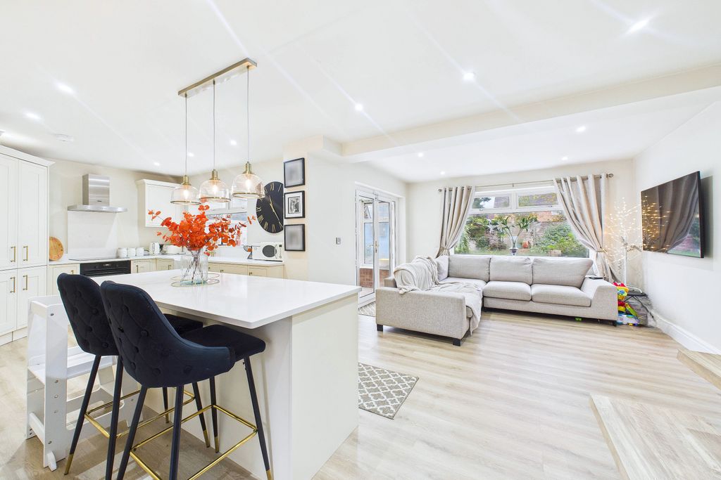 Property photo 2 of 15 Open Plan Family Dining Kitchen