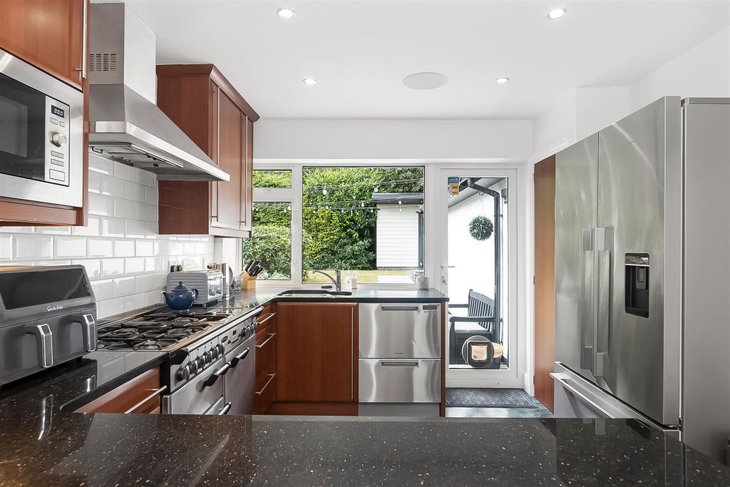 Property photo 3 of 16 Kitchen