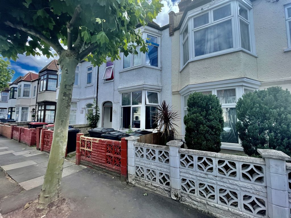Property photo 1 of 5 Furnished Studio To Rent – Caithness Road, Mitcham